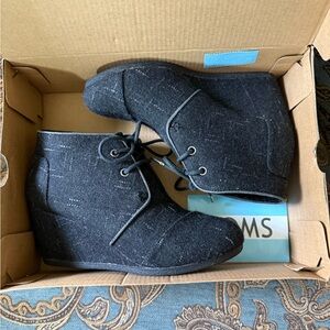 Toms Stylish Desert Wedge Dark Gray-Black Dotted Wedge Ankle Boots Size 5.5